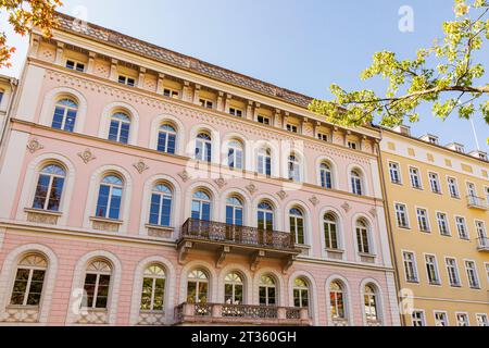 Allemagne, Rhénanie-Palatinat, Bad EMS, façades d'immeubles historiques aux couleurs pastel Banque D'Images