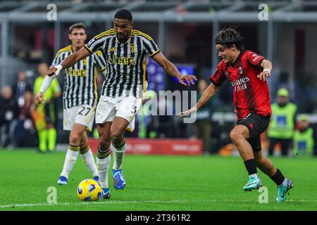 Milan, Italie. 22 octobre 2023. Gleison Bremer de la Juventus FC (G) concourt pour le ballon avec Luka Jovic de l'AC Milan (R) lors du match de football Serie A 2023/24 entre l'AC Milan et la Juventus FC au stade San Siro, Milan, Italie le 22 octobre 2023 crédit : Agence de photo indépendante/Alamy Live News Banque D'Images