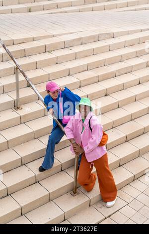 Couple heureux appréciant près de la rampe d'escalier Banque D'Images