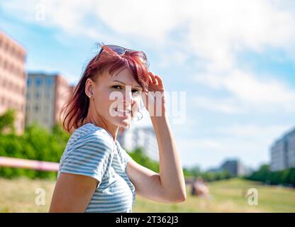 Femme heureuse passant du temps libre en ville Banque D'Images