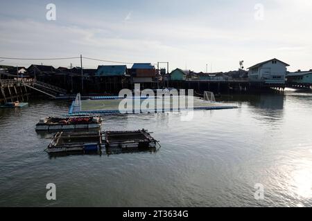 Schwimmendes Fussballfeld BEI Koh Panyee Fischerdorf auf Stelzen - Baie de Phang Nga - Thaïlande, décembre 2022 *** terrain de football flottant au village de pêcheurs de Koh Panyee sur pilotis Phang Nga Bay Thaïlande, décembre 2022 Banque D'Images