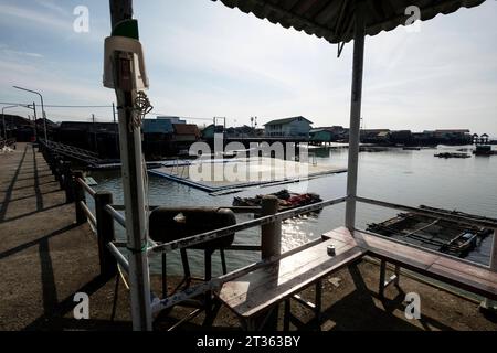 Schwimmendes Fussballfeld BEI Koh Panyee Fischerdorf auf Stelzen - Baie de Phang Nga - Thaïlande, décembre 2022 *** terrain de football flottant au village de pêcheurs de Koh Panyee sur pilotis Phang Nga Bay Thaïlande, décembre 2022 Banque D'Images