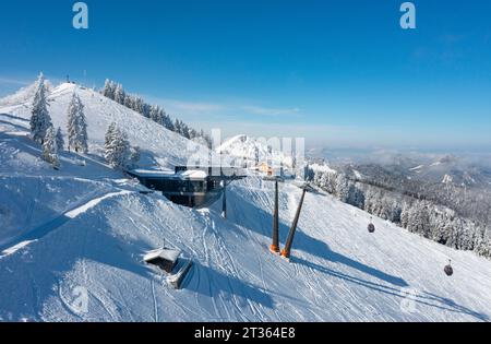 Autriche, Salzburger Land, Saint Gilgen, Drone vue de la station de téléphérique sur la montagne Zwolferhorn Banque D'Images