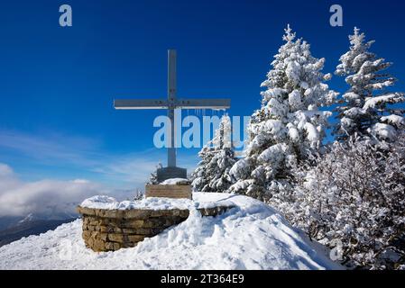 Autriche, Salzburger Land, Saint Gilgen, Summit Cross sur la montagne Pillstein Banque D'Images