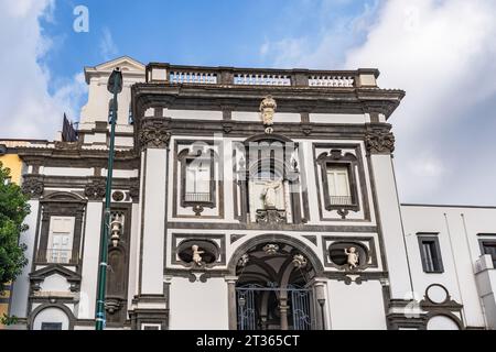 Basilique du 16e siècle dédiée à Santa Maria degli Angeli alle Croci sur la rue Veterinaria à Naples Banque D'Images