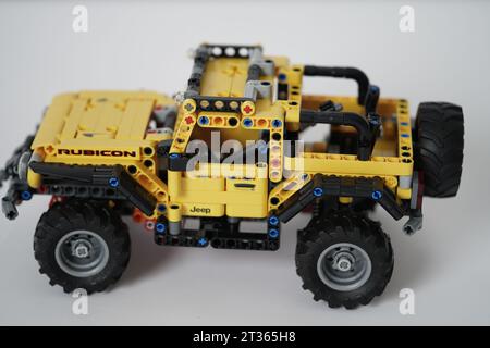 LEGO Jeep Wrangler, technique voiture jaune lego avec détails. Banque D'Images