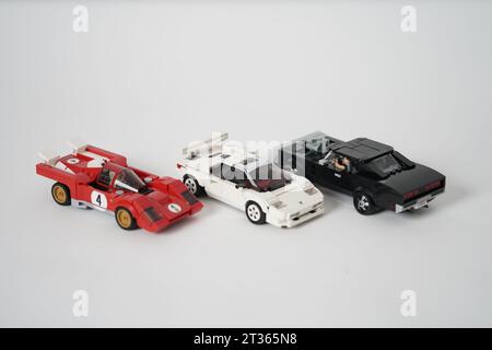 3 voitures legos. voitures lego racing classis isolées sur un bachround blanc. Banque D'Images