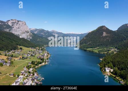 Autriche, Styrie, Grundlsee, Drone vue sur le lac Grundlsee et les montagnes environnantes en été Banque D'Images