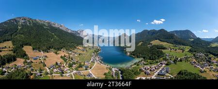 Autriche, Styrie, Grundlsee, Drone panorama du lac Grundlsee et des montagnes environnantes en été Banque D'Images