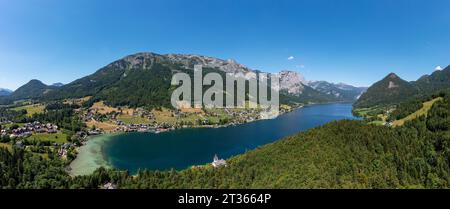 Autriche, Styrie, Grundlsee, Drone panorama du lac Grundlsee et des montagnes environnantes en été Banque D'Images