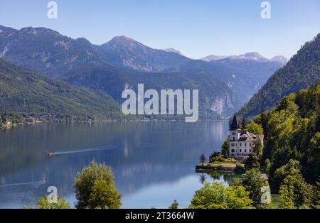Autriche, Styrie, vue sur la Villa Castiglioni, le lac Grundlsee et les montagnes environnantes en été Banque D'Images
