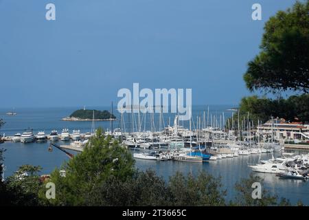 Vue surélevée sur la baie vers le port de voiliers de Vrsar, Istrie, Croatie. Banque D'Images