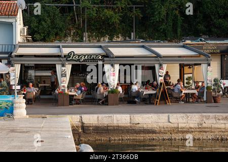 Vue du restaurant Laguna surplombant la marina de Vrsar, Istrie, Croatie, Europe. Banque D'Images
