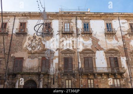 Palerme, Sicile, 2016. La façade décrépit du Palazzo Alliata di Villafranca (rénové fin 18e siècle), avec des décorations de Noël au premier plan Banque D'Images