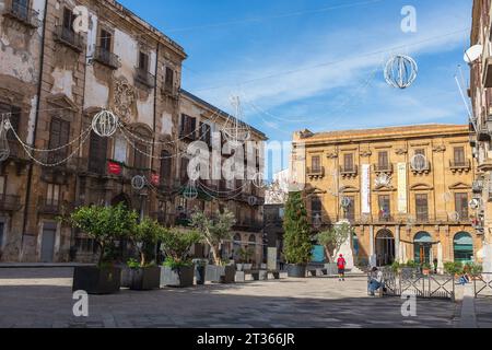 Palerme, Sicile, 2016. Les décorations de Noël de la Piazza Bologni, avec Palazzo Alliata di Villafranca à gauche et Palazzo Riso en arrière-plan Banque D'Images