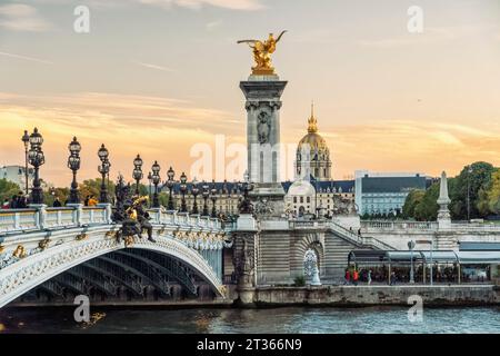 France, Ile-de-France, Paris, Pont Alexandre III pont au crépuscule Banque D'Images