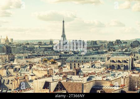 France, Ile-de-France, Paris, quartier des Halles de Paris avec tour Eiffel en arrière-plan Banque D'Images