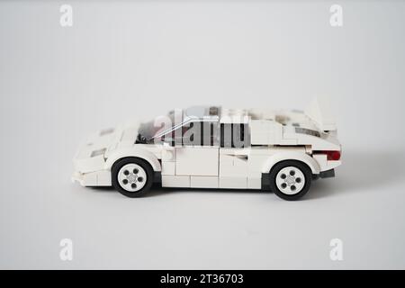 LEGO Speed Champions Lamborghini Countach 76908 Building, voiture lego blanche construite sur un fond blanc. Banque D'Images