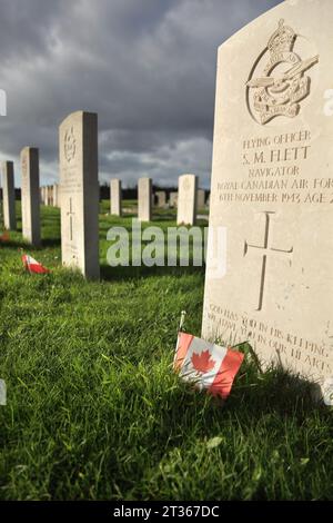 Pierres tombales d'aviateurs de l'Aviation royale canadienne tués pendant la Seconde Guerre mondiale, à l'église St Patrick, Jurby, île de Man Banque D'Images