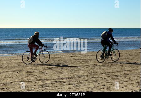 Balade à vélo en hiver sur la plage du Grand travers. Mauguio Carnon, Occitanie, France Banque D'Images