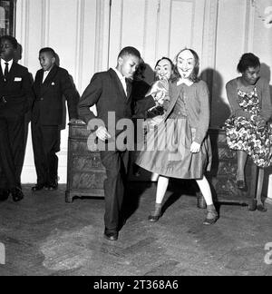 Les enfants Windrush profitent d'une fête avec les habitants de Londres dans les années 1950 Banque D'Images