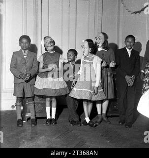 Les enfants Windrush profitent d'une fête avec les habitants de Londres dans les années 1950 Banque D'Images