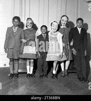 Les enfants Windrush profitent d'une fête avec les habitants de Londres dans les années 1950 Banque D'Images