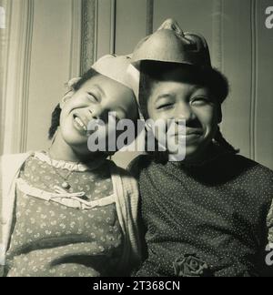 Les enfants Windrush profitent d'une fête avec les habitants de Londres dans les années 1950 Banque D'Images