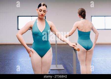 Danseurs en costume pratiquant le ballet à l'école de danse Banque D'Images