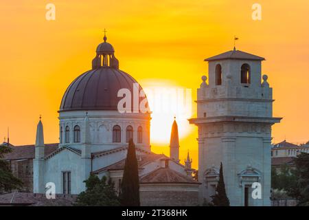 Italie, Vénétie, Vérone, église San Giorgio in Braida au coucher du soleil Banque D'Images