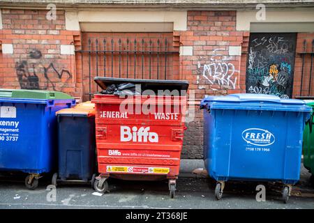 Une poubelle commerciale Biffa dans une rue latérale à Manchester, Royaume-Uni. Biffa plc est une société de gestion des déchets dont le siège social est situé à High Wycombe, en Angleterre. Elle fournit des services de collecte, de mise en décharge, de recyclage et de gestion des déchets spéciaux aux autorités locales et aux clients industriels et commerciaux du Royaume-Uni. En 2017, elle était la deuxième plus grande entreprise de gestion des déchets du Royaume-Uni. Banque D'Images