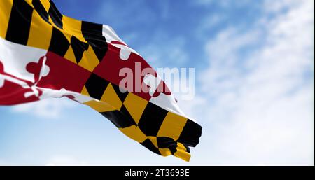 Drapeau de l'État du Maryland brandissant par temps clair. Quatre quadrants aux couleurs des familles Calvert et Crossland. rendu d'illustration 3d. Flottement fa Banque D'Images