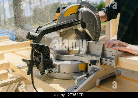 Travailleur de la construction travaillant avec l'équipement sur le chantier de construction Banque D'Images