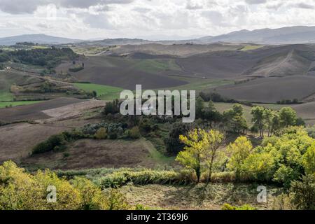 Vue sur la campagne toscane de Terricciola vers Lajatico et Volterra, Pise, Italie Banque D'Images