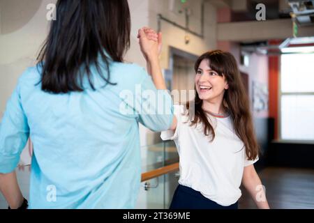 Des femmes heureuses se donnant des high-five les unes aux autres Banque D'Images