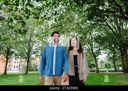 Heureux couple walking in park Banque D'Images