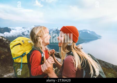 Mère jouant avec sa fille enfant randonnée en plein air en Norvège ensemble style de vie familial heureux voyageant dans les montagnes vacances actives femme riant avec esprit Banque D'Images