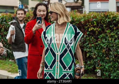 Helena Bordon porte tout Gucci, en dehors du défilé Gucci pendant la Fashion week de Milan vêtements pour femmes Printemps/été 2024. Banque D'Images