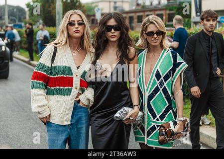 (G-D) Emilii Sindlev, Livia Nunes marques et Helena Bordon portent tous les vêtements Gucci, en dehors du défilé Gucci pendant la Fashion week de Milan vêtements pour femmes Printemps/été 2024 Banque D'Images