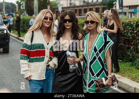 (G-D) Emilii Sindlev, Livia Nunes marques et Helena Bordon portent tous les vêtements Gucci, en dehors du défilé Gucci pendant la Fashion week de Milan vêtements pour femmes Printemps/été 2024 Banque D'Images