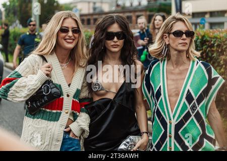 (G-D) Emilii Sindlev, Livia Nunes marques et Helena Bordon portent tous les vêtements Gucci, en dehors du défilé Gucci pendant la Fashion week de Milan vêtements pour femmes Printemps/été 2024 Banque D'Images