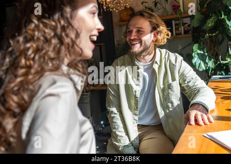 Heureux collègues d'affaires assis dans le café Banque D'Images