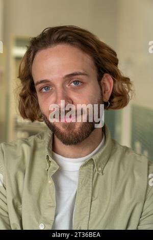 Homme d'affaires souriant avec barbe dans le café Banque D'Images