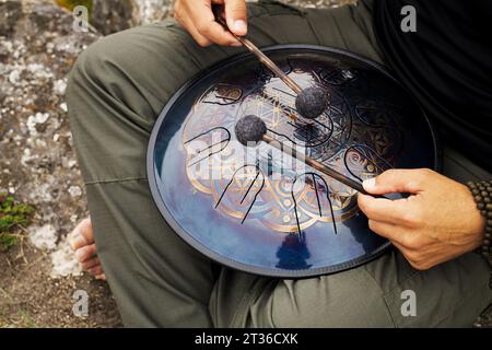 Mains De Musicien Jouant Du Tambour Handpan Dans La Scène De La Nature