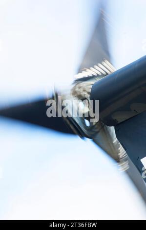 Pales floues d'une petite turbine - John Gollop Banque D'Images