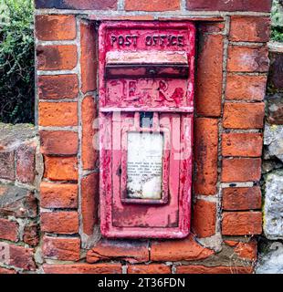 Vieille boîte aux lettres inutilisée en brique au village de Rawreth, Essex Banque D'Images