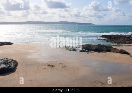 La plage de Godrevy, Cornouailles avec St.Ives sur le promontoire lointain - John Gollop Banque D'Images