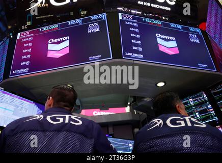 New York, États-Unis. 03 janvier 2023. Les logos des marques Hess et Chevron sont affichés sur le plancher du NYSE après que Chevron a annoncé plus tôt dans la journée qu'elle a accepté d'acheter son concurrent Hess dans un accord de consolidation de l'industrie pétrolière à la Bourse de New York sur Wall Street à New York City lundi, 23 octobre 2023. Chevron a déclaré qu'elle avait accepté d'acquérir Hess dans le cadre d'une transaction entièrement boursière évaluée à 53 milliards de dollars. Photo de John Angelillo/UPI crédit : UPI/Alamy Live News Banque D'Images
