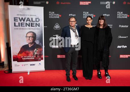 Ewald LIENEN, ehem. Fussballspieler, Fussballtrainer, Noa RAMDANE, Enkelin, Rosa LIENEN, Ehefrau, Roter Teppich, Red Carpet Show, Ankunft, arrivée, Fotocall fuer den film LIENEN - eine europaeische Tragoedie auf dem film Festival Cologne 2023 in Koeln, 23.10.2023. *** Ewald LIENEN, ancien joueur de football, entraîneur de football, Noa RAMDANE, petite-fille, Rosa LIENEN, épouse, tapis rouge, spectacle de tapis rouge, arrivée, photocall pour le film LIENEN une tragédie européenne au Festival du film Cologne 2023 à Cologne, 23 10 2023 crédit : Imago/Alamy Live News Banque D'Images