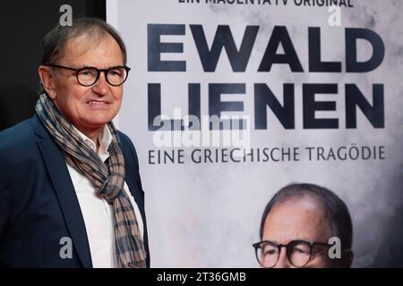 Ewald LIENEN, ehem. Fussballspieler, Fussballtrainer, Roter Teppich, Red Carpet Show, Ankunft, arrivée, Fotocall fuer den film LIENEN - eine europaeische Tragoedie auf dem film Festival Cologne 2023 in Koeln, 23.10.2023. *** Ewald LIENEN, ancien joueur de football, entraîneur de football, tapis rouge, spectacle de tapis rouge, arrivée, photocall pour le film LIENEN une tragédie européenne au Festival du film Cologne 2023 à Cologne, 23 10 2023 crédit : Imago/Alamy Live News Banque D'Images